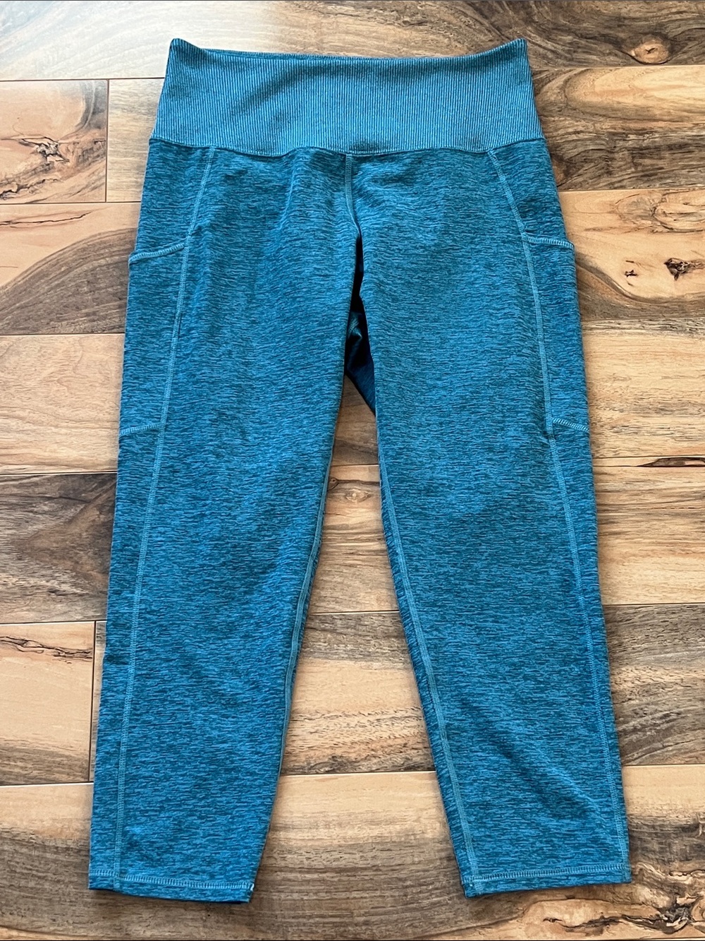 Kirkland Signature Women’s Large Green Brushed Capri Leggings Pockets Activewear